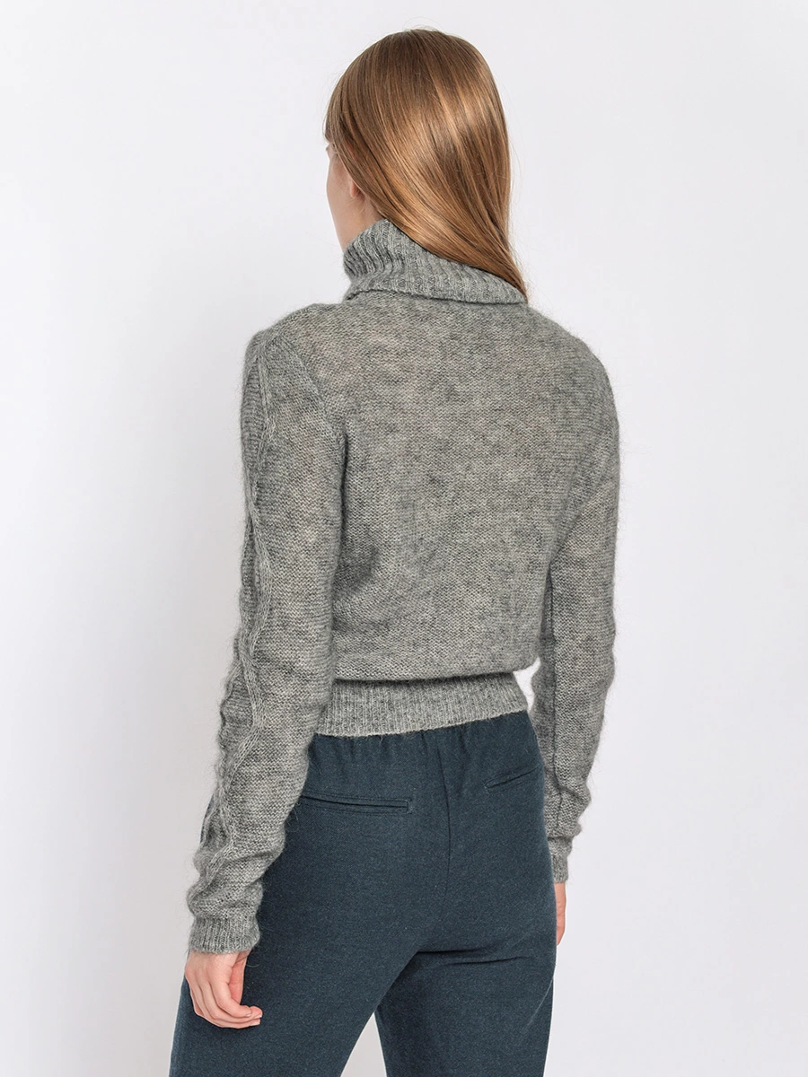 Короткий серый пуловер аранской вязки